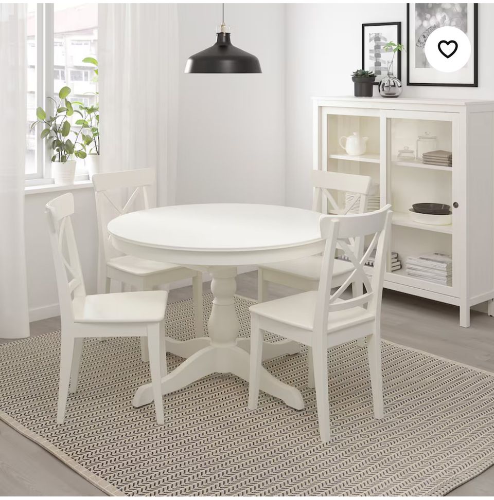 Ikean pyöreäpöytä ja 4 tuolia
