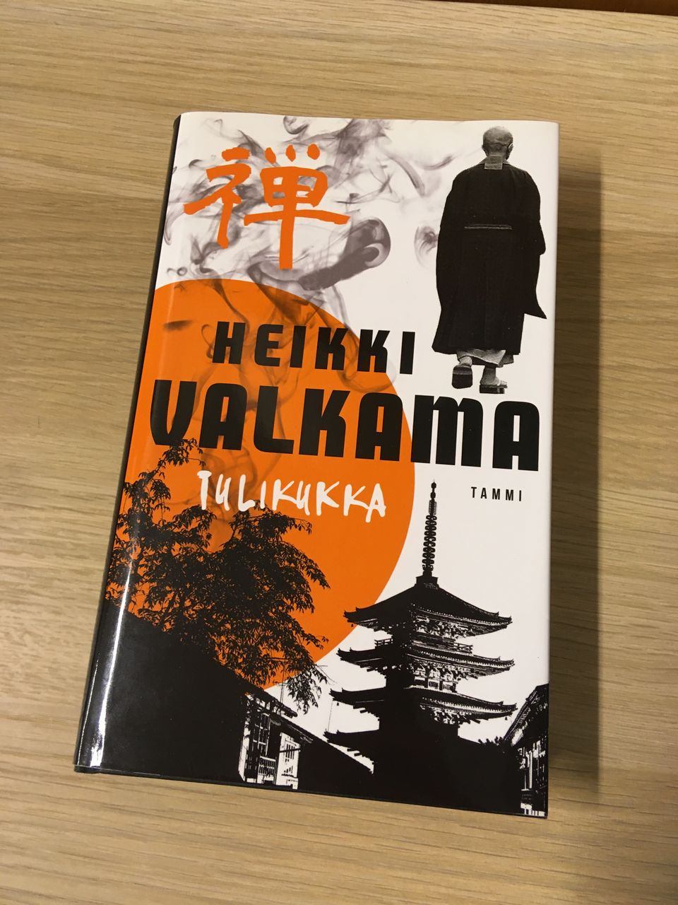Kirja: Tulikukka, Heikki Valkama | dekkari, japani, jännitys, romaani