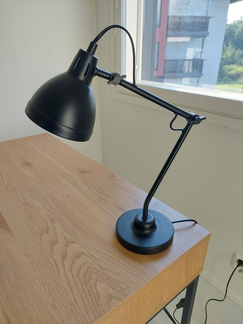 Pöytälamppu musta