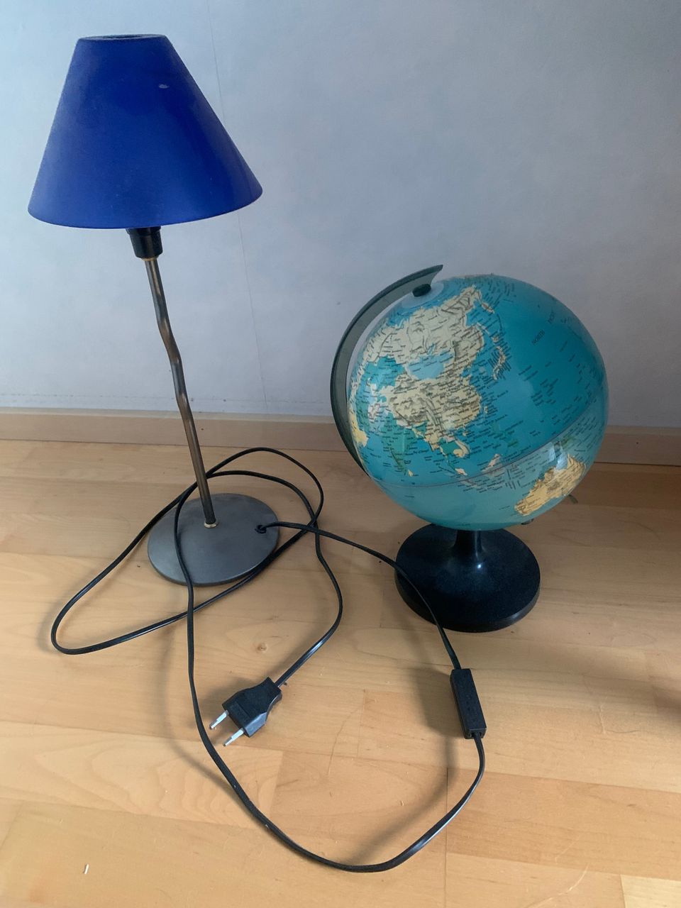 Pieni lamppu ja pieni karttapallo