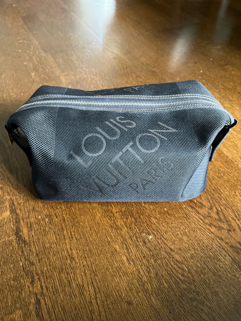 Louis Vuitton necessaire / beauty bag / kosmetiikkalaukku