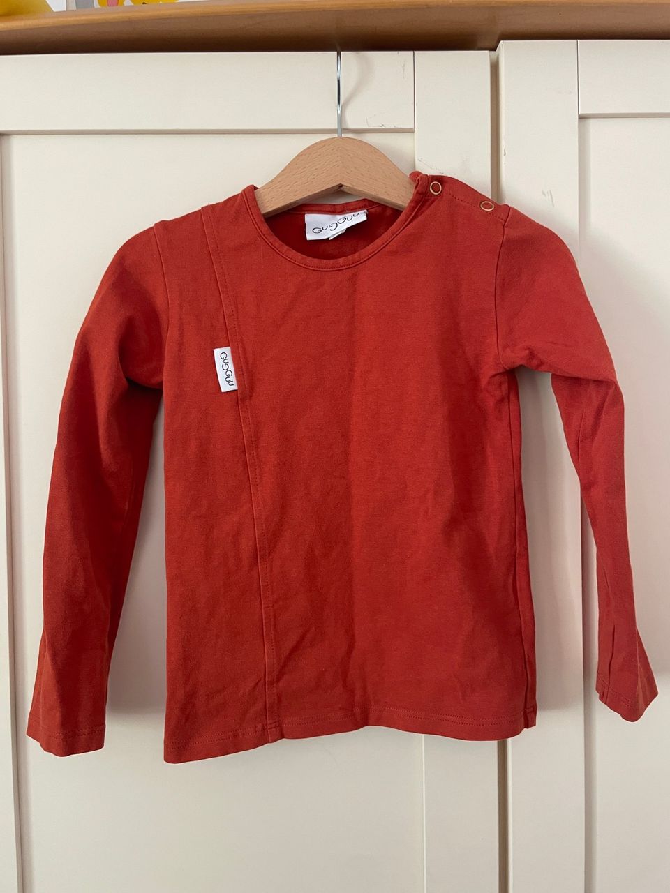 Gugguu punainen paita (kokoa 98) ja pöksyt
