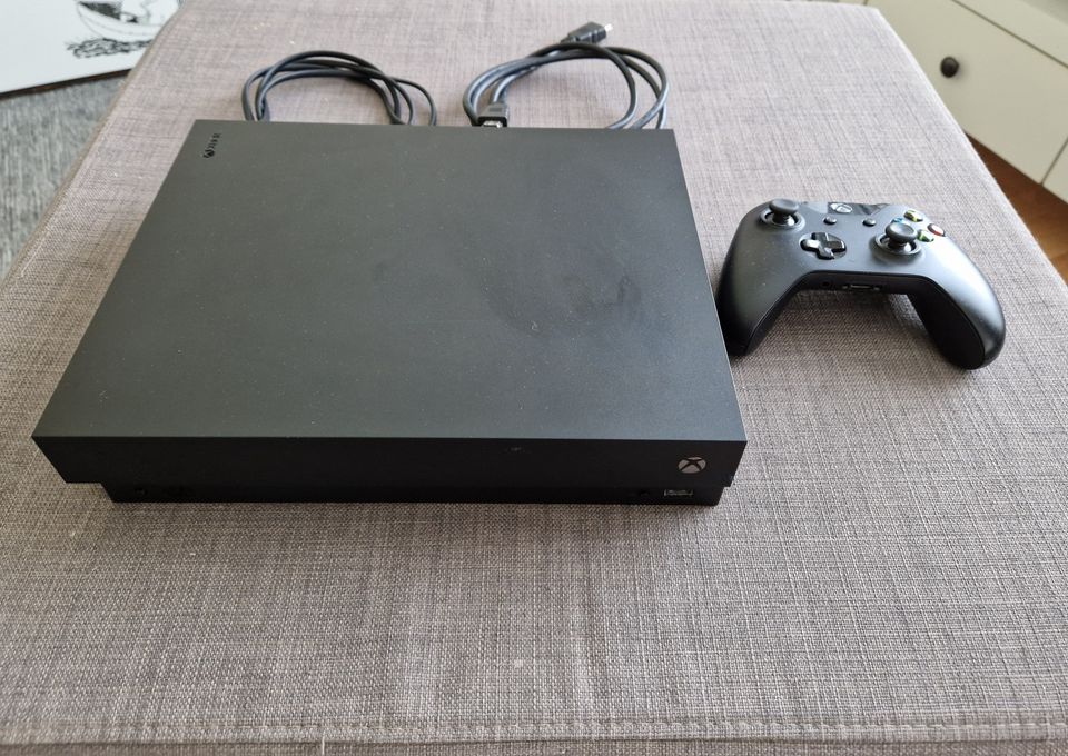 Xbox One X 1tb muistilla ohjain x2