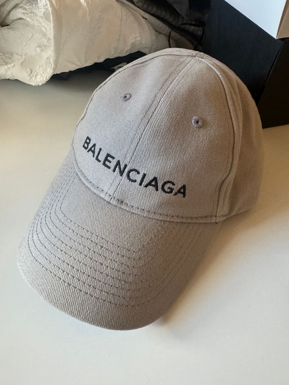 Balenciaga lippalakki