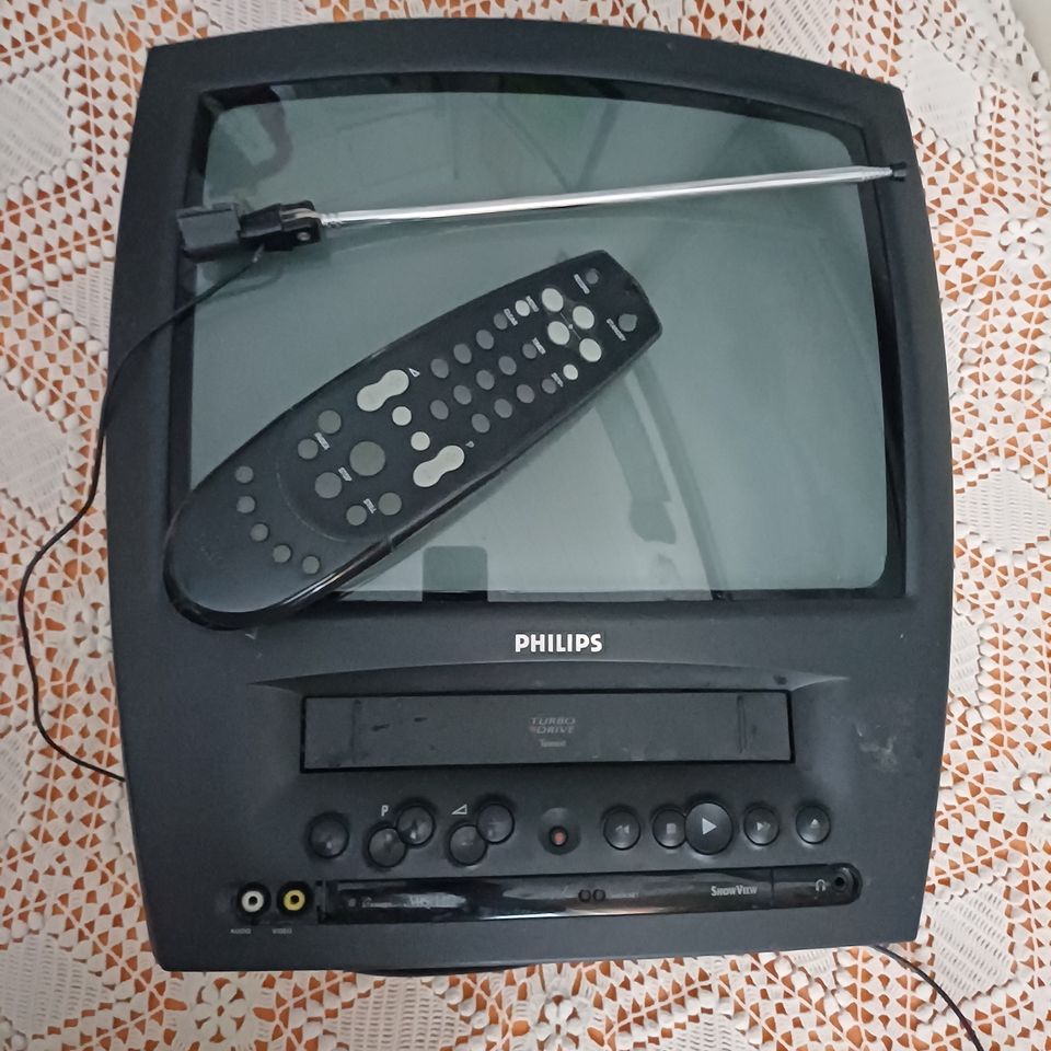 Philips matkatv VHS-soittimella, kaukosäädin, vintagea