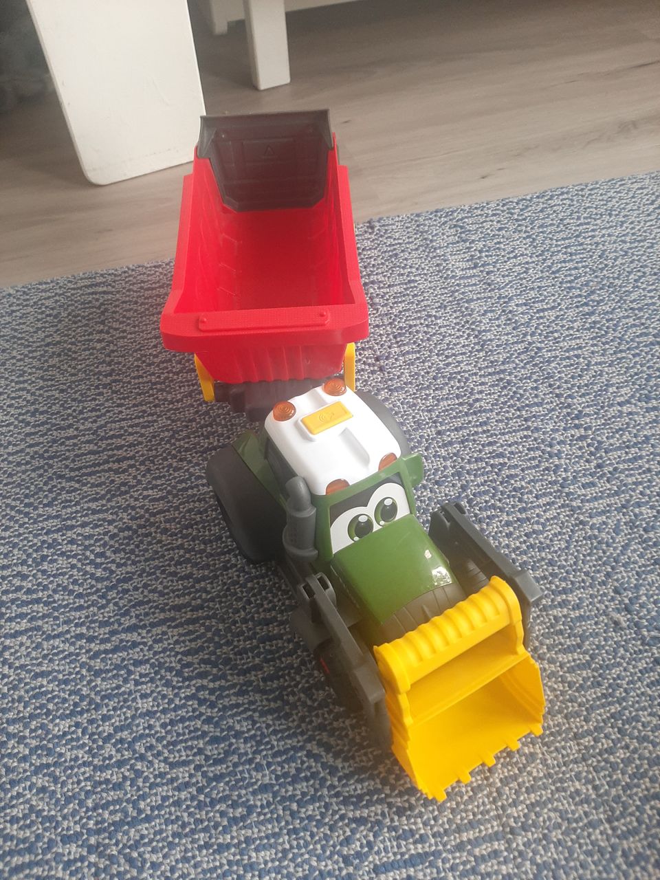 Lelu traktori peräkärryllä