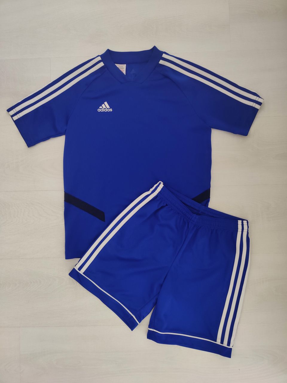 Adidas sininen sortsiasu 152