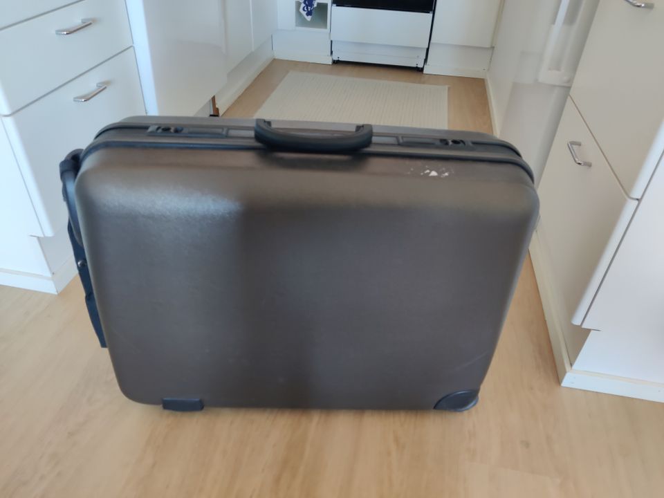 Vanha hyväkuntoinen matkalaukku