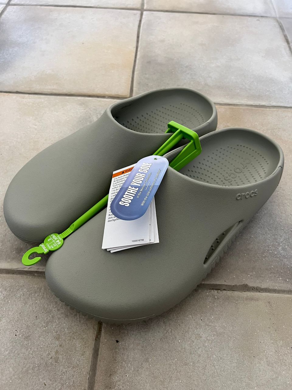 Käyttämättömät Crocs Mellow Recovery Clogs Elephant