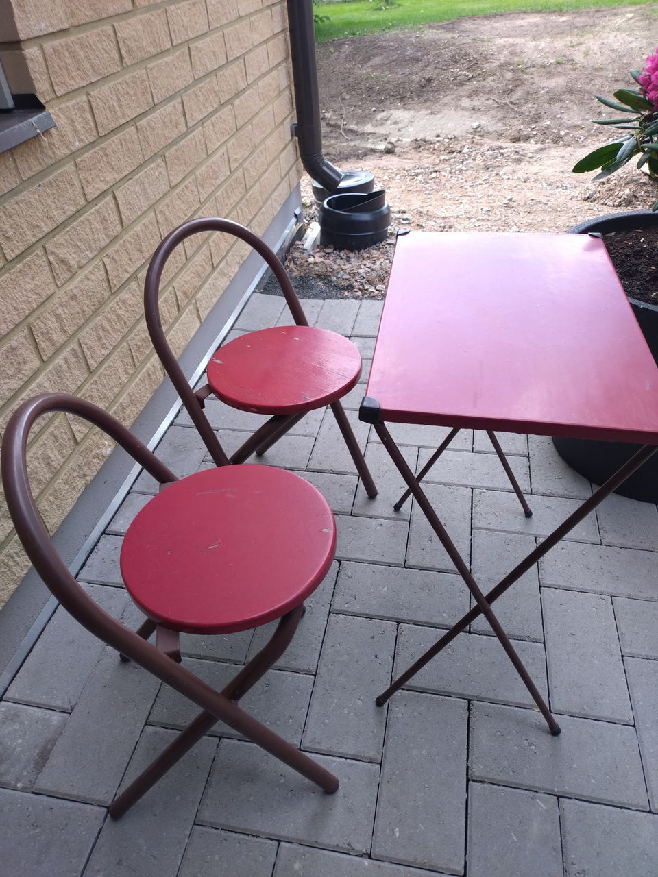 Puutarhatuolit ja -pöytä