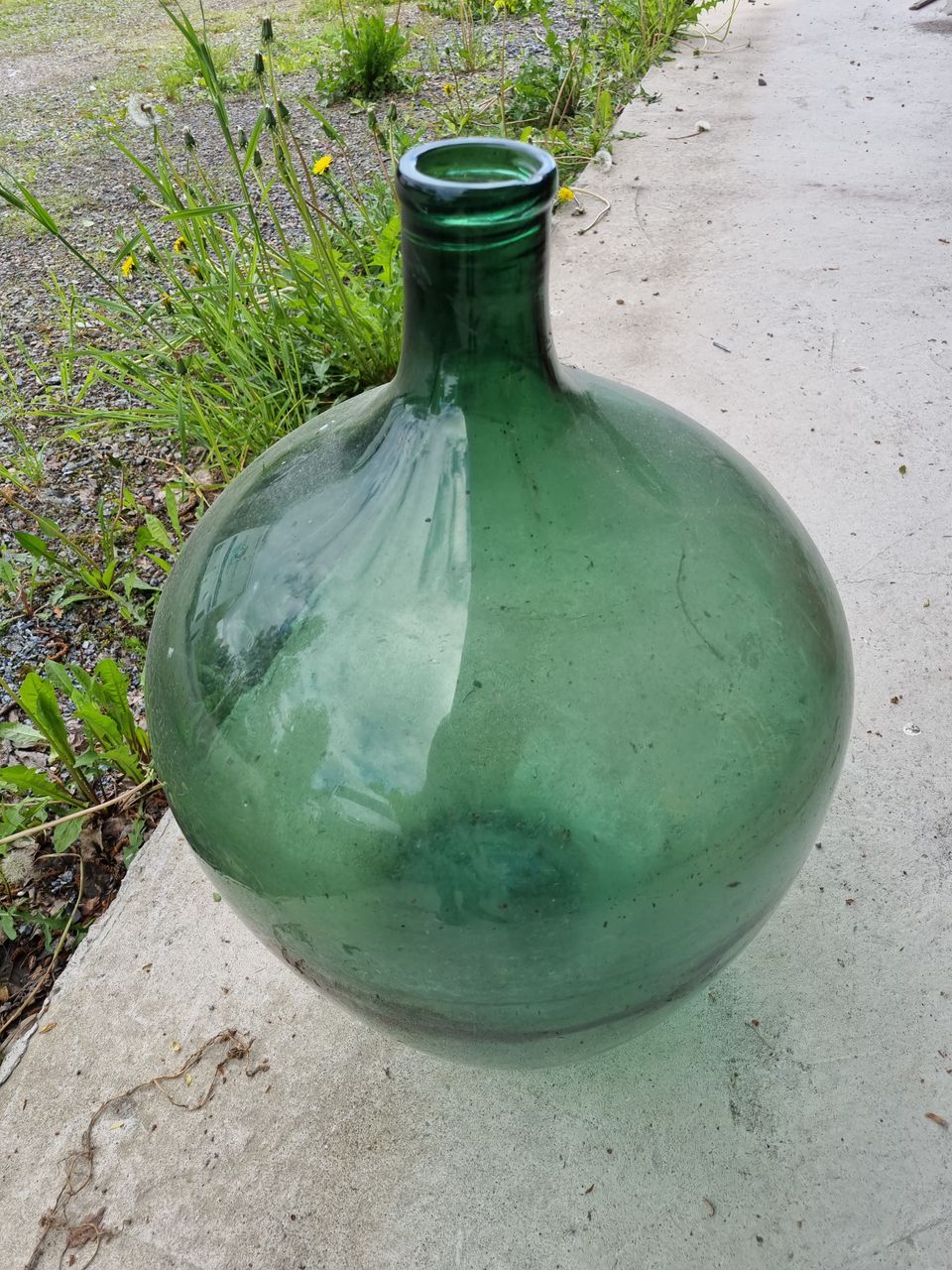 Vihreä Aiv-pullo