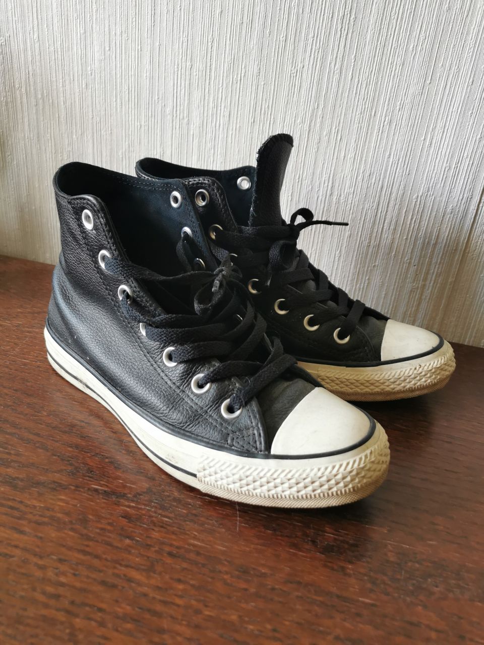 Converse tennarit nahkaa