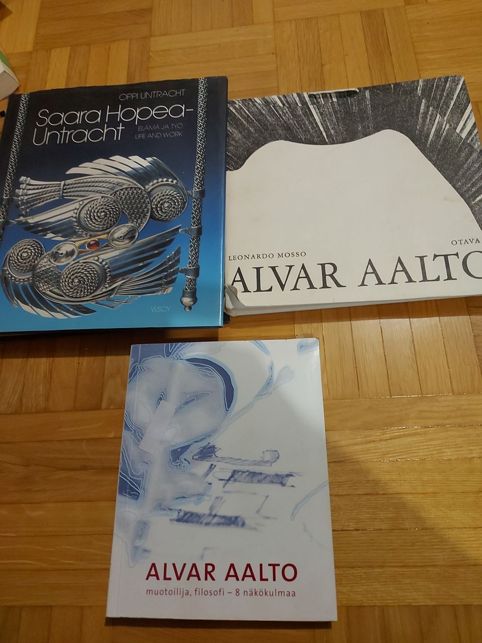 Kirjoja Alvar Aallosta ja Saara Hopeasta