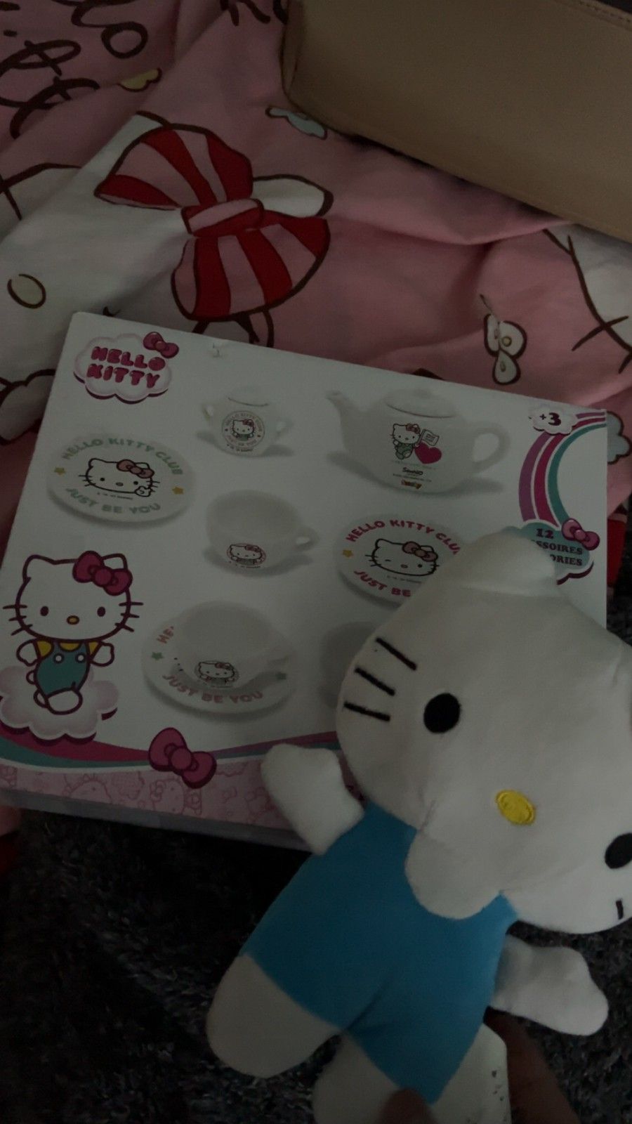 Hello kitty pehmolelu ja astiat