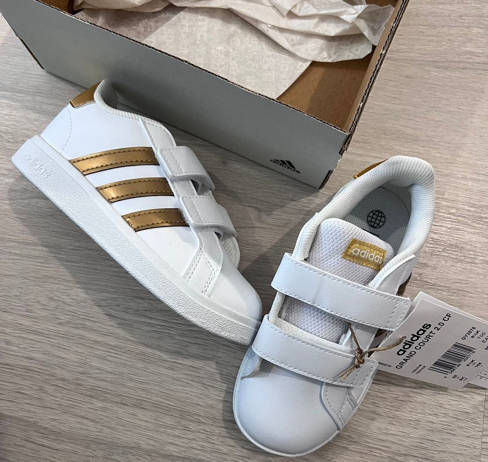 Adidas lenkkarit 26