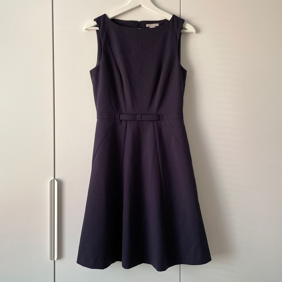 H&M tummansininen mekko, 38