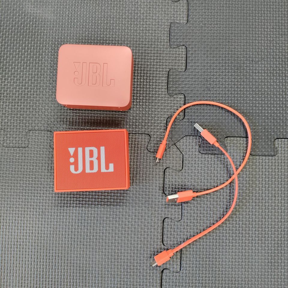 JBL GO Essential kannettava kaiutin.