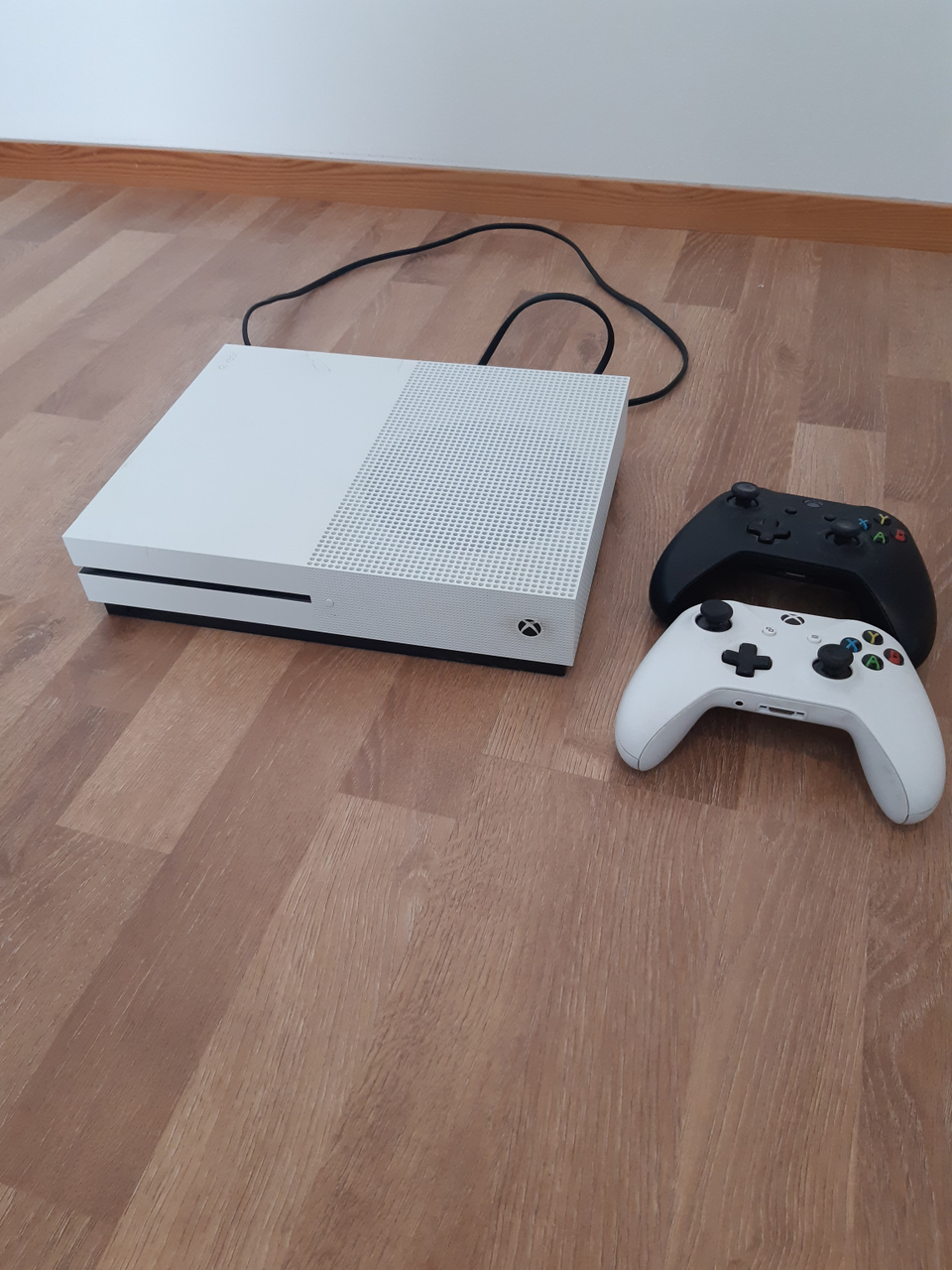 Xbox one, 2 ohjainta ja pelejä