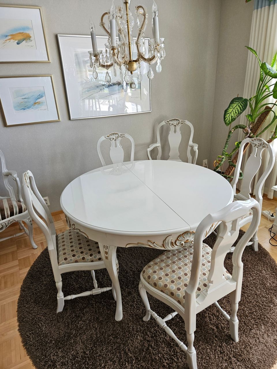 Pyöreä talonpoikaisrokokoo jatkettava ruokapöytä ja tuolit