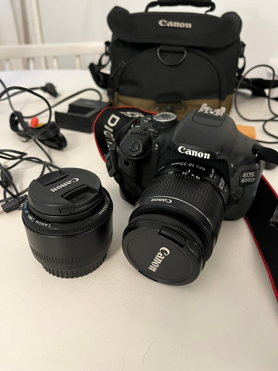 Canon EOS 600D kit kahdella objektiivilla