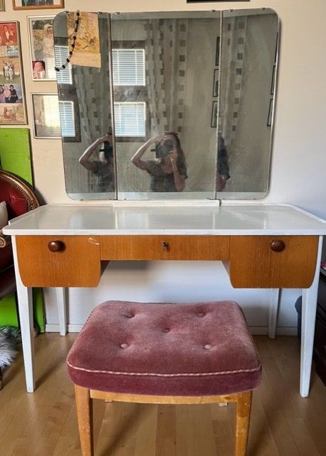 Vanha peilipöytä tuolilla