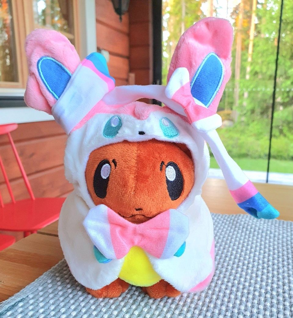 Sylveon-Eevee -pehmolelu