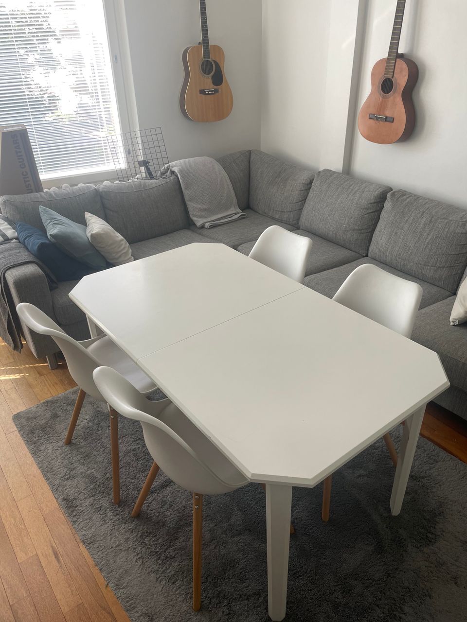 Täyspuinen ruokapöytä + neljä tuolia
