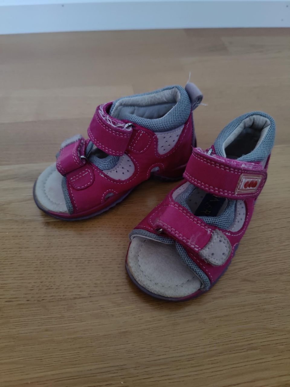 Pienen tytön sandaalit (20)