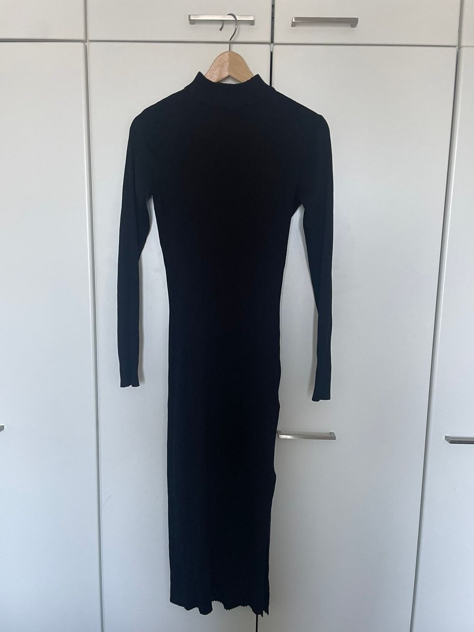 Musta pitkä mekko