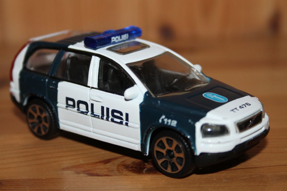 2005 Volvo XC90 Suomi poliisiauto 1:43 metallia keräilyauto