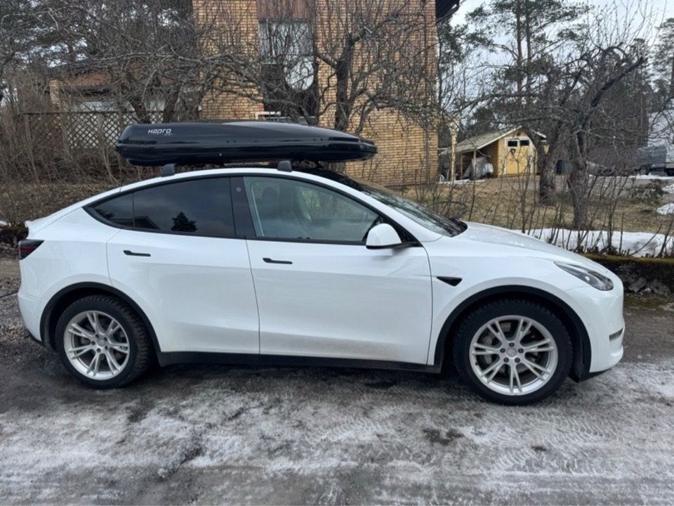 Vuokrataan - Tesla Model Y + Hapro Zenith suksiboksi