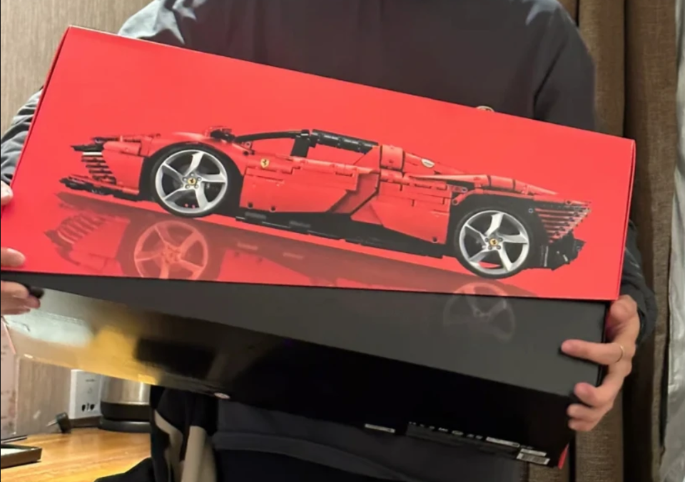 Rakennussarja Ferrari Daytona sp3 avaamaton