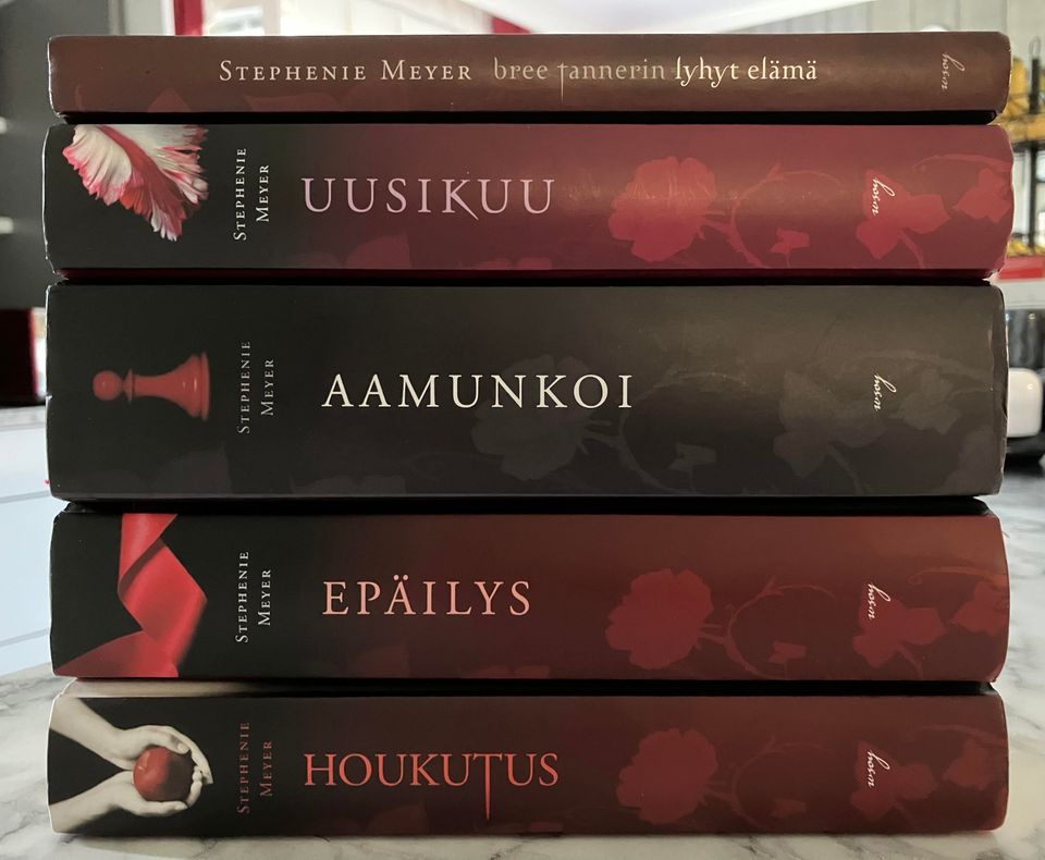 Stephenie Meyer : Houkutus -kirjasarja