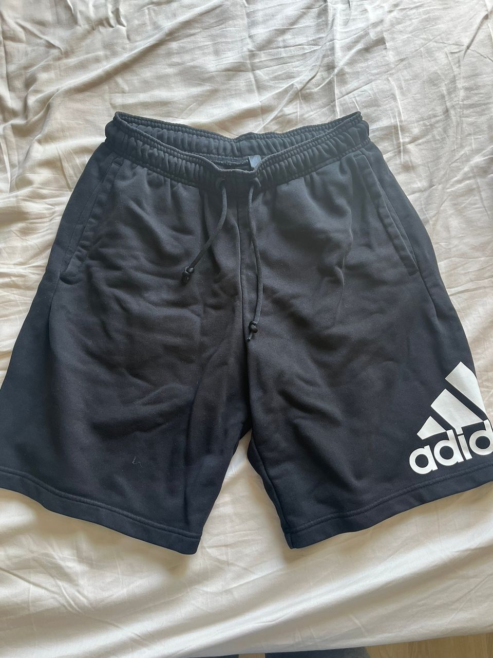 Adidas shortsit M-koko