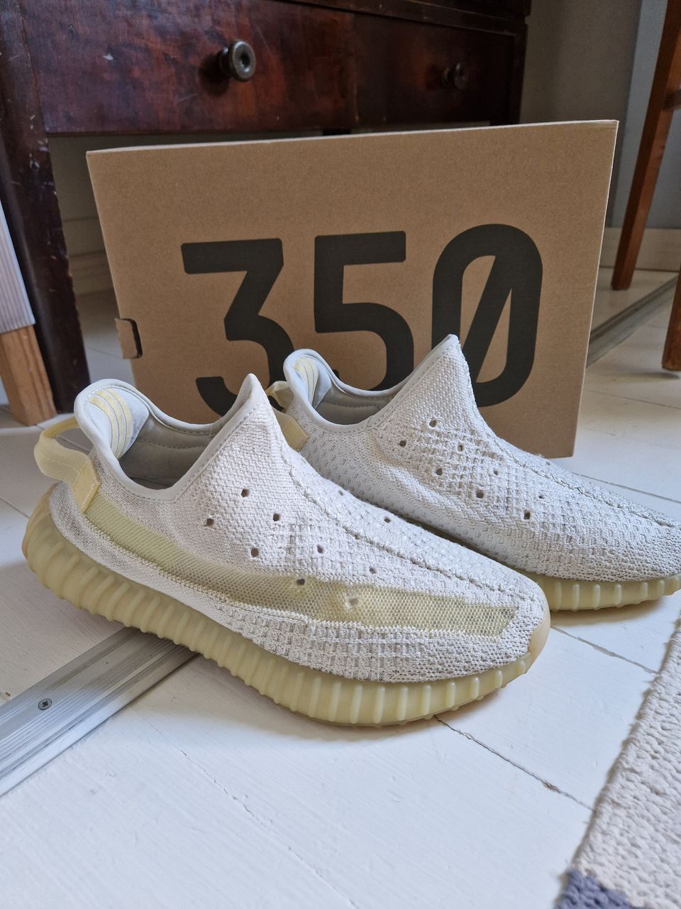 Yeezy 350 v2 light +boksi, kuitti, alkuperäiset lippulaput (tägit) yms