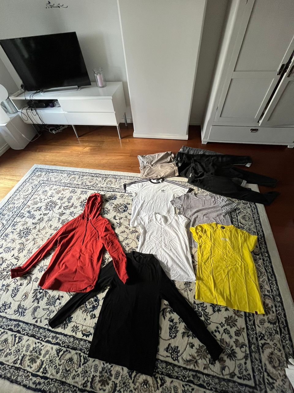 Paljon nuorten vaatteita! Adidas, Hugo Boss, BilleBeino, Jack & Jones etc.