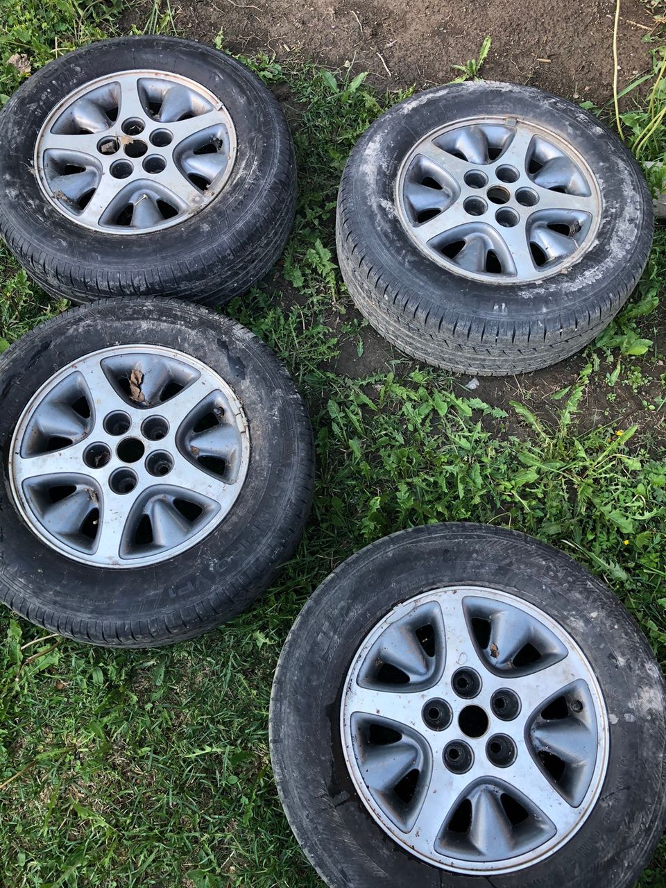 Kesärenkaat 215/65R15