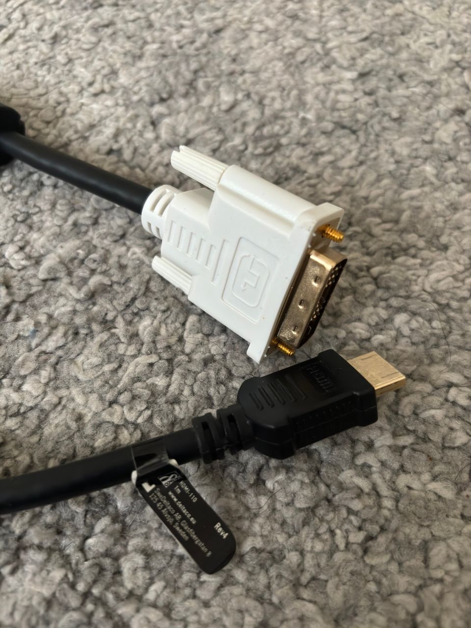 HDMI to DVI -kaapeli myytävänä