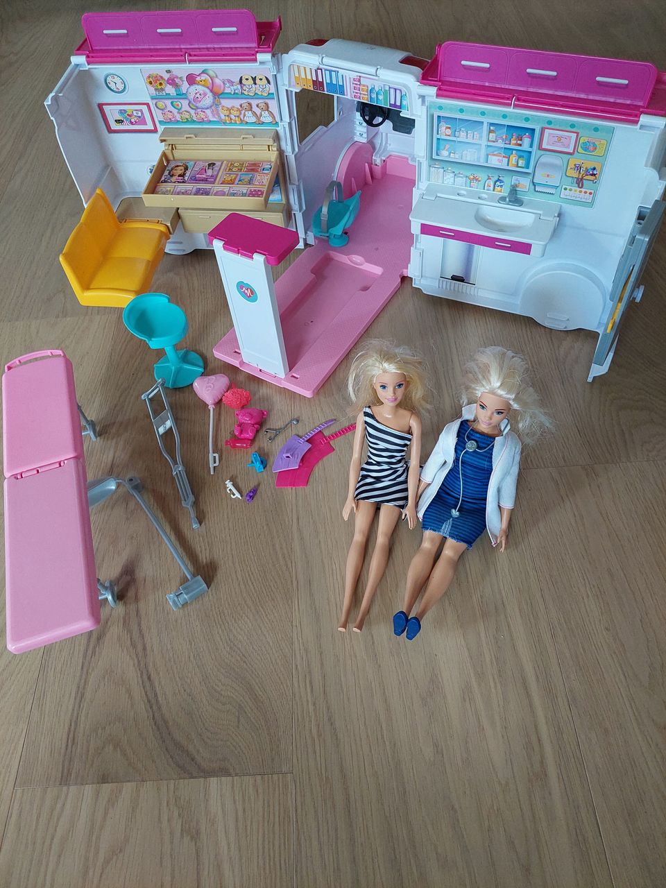 Barbie ambulanssi ja kaksi barbieta