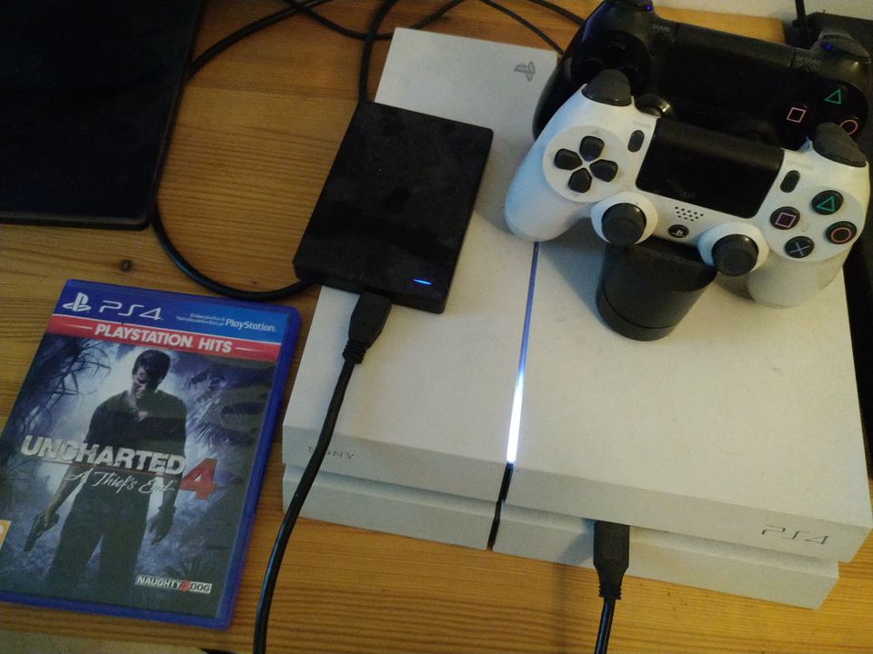 Ps4 1tb, 2 ohjainta, ulkoinen kovalevy