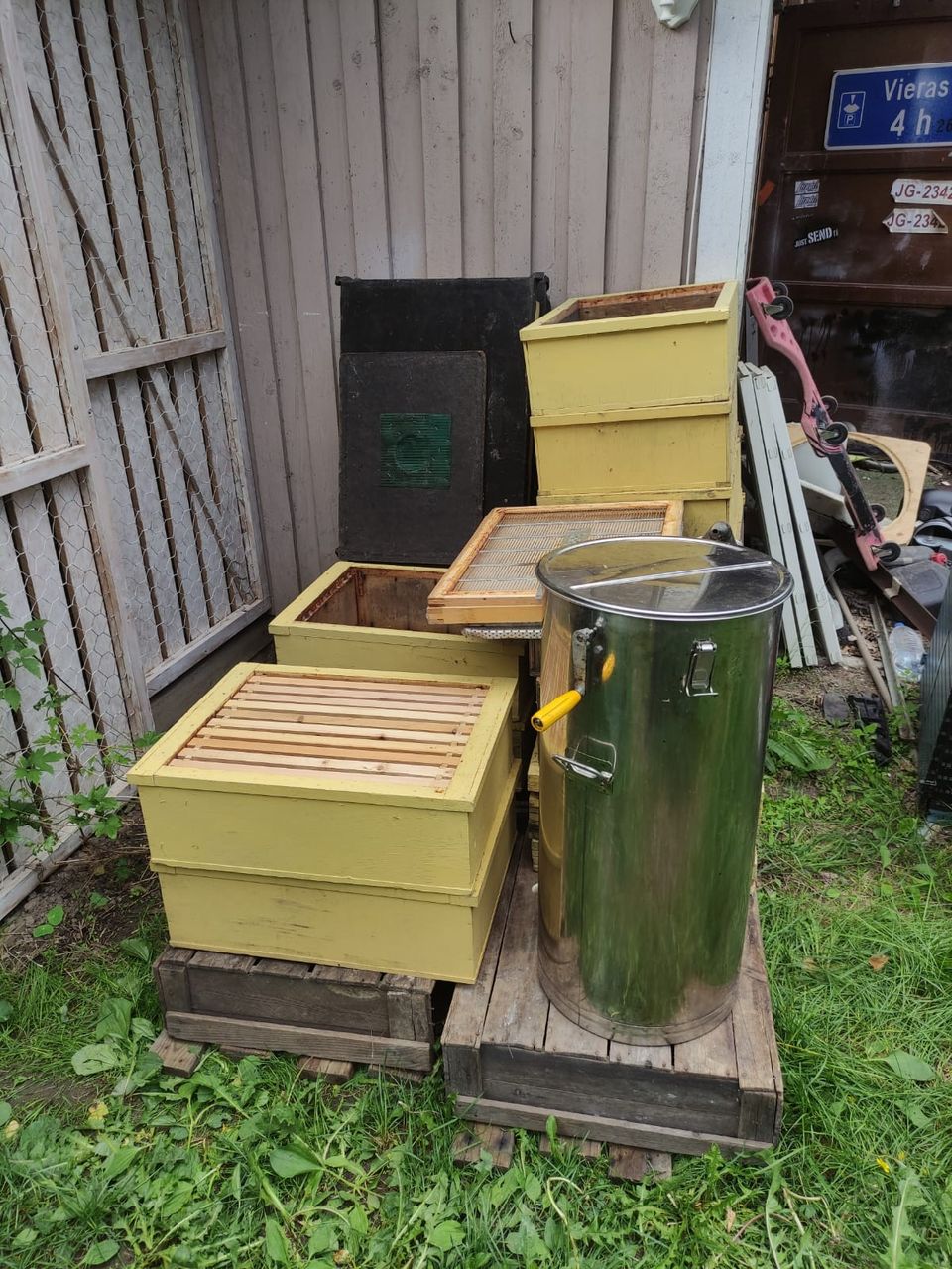 Mehiläisenhoito tarvikkeita