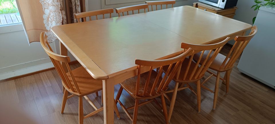 Jatkettava keittiön pöytä + tuolit