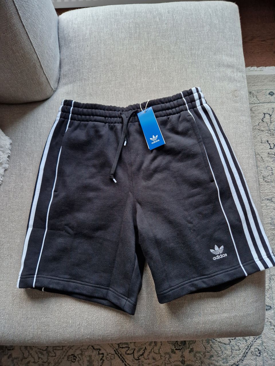 Adidas Original M collegeshortsit