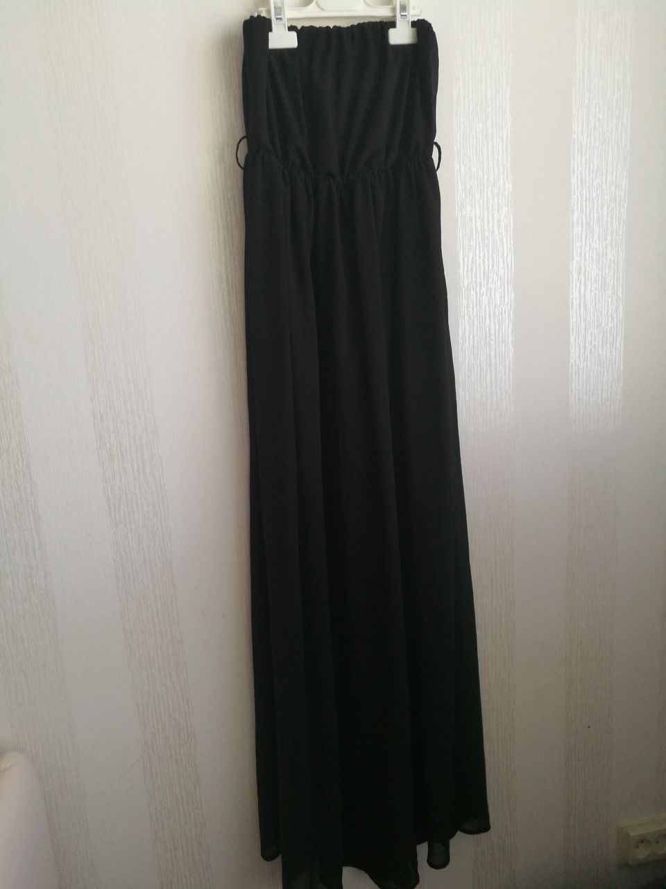 Musta sifonki mekko