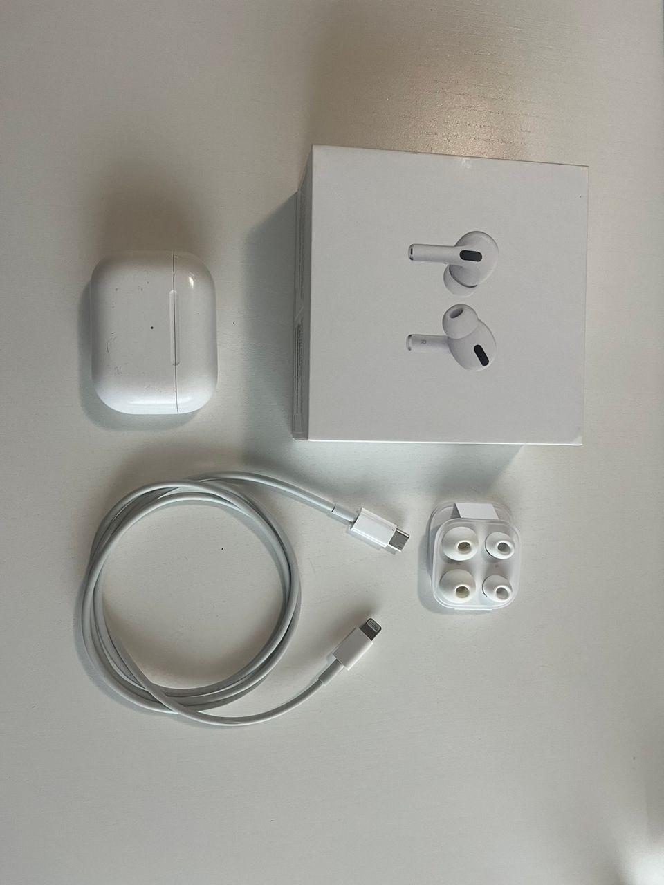 Myydään Apple Airpods Pro (1st gen) -kuulokkeet