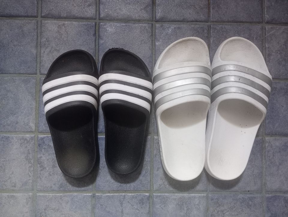 Kahdet Adidas sandaalit