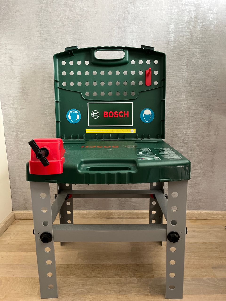 Bosch työkalusetti ja työpöytä