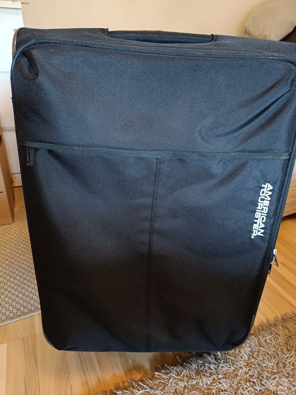 Keskikokoinen matkalaukku American tourister