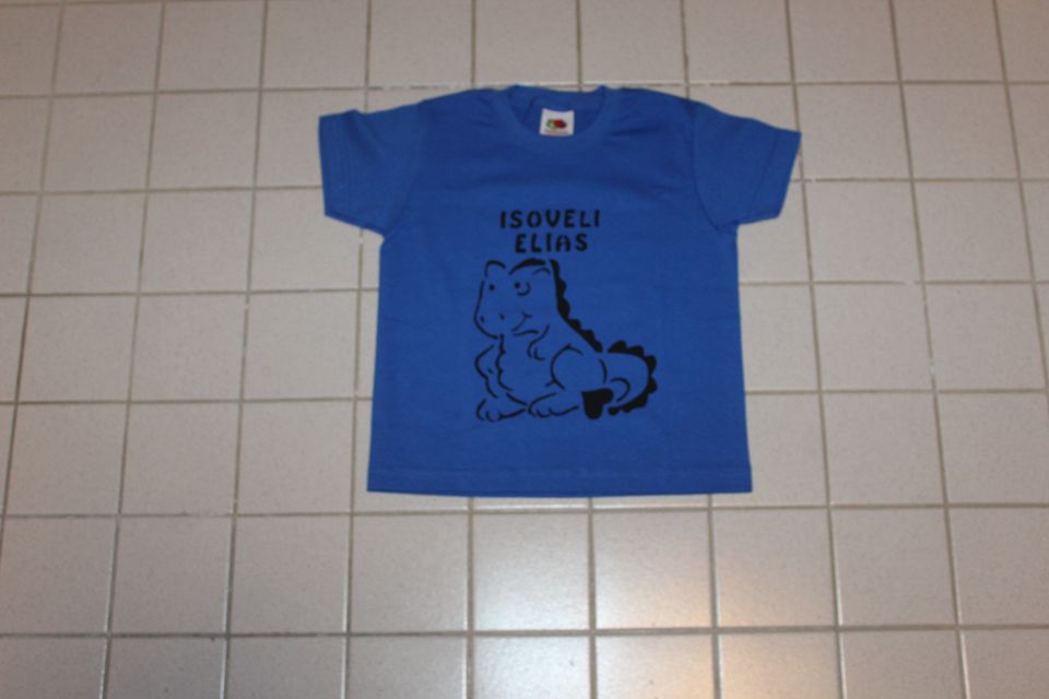 Dinosaurus ISOVELI t-paita 104cm, nimellä (uusi)