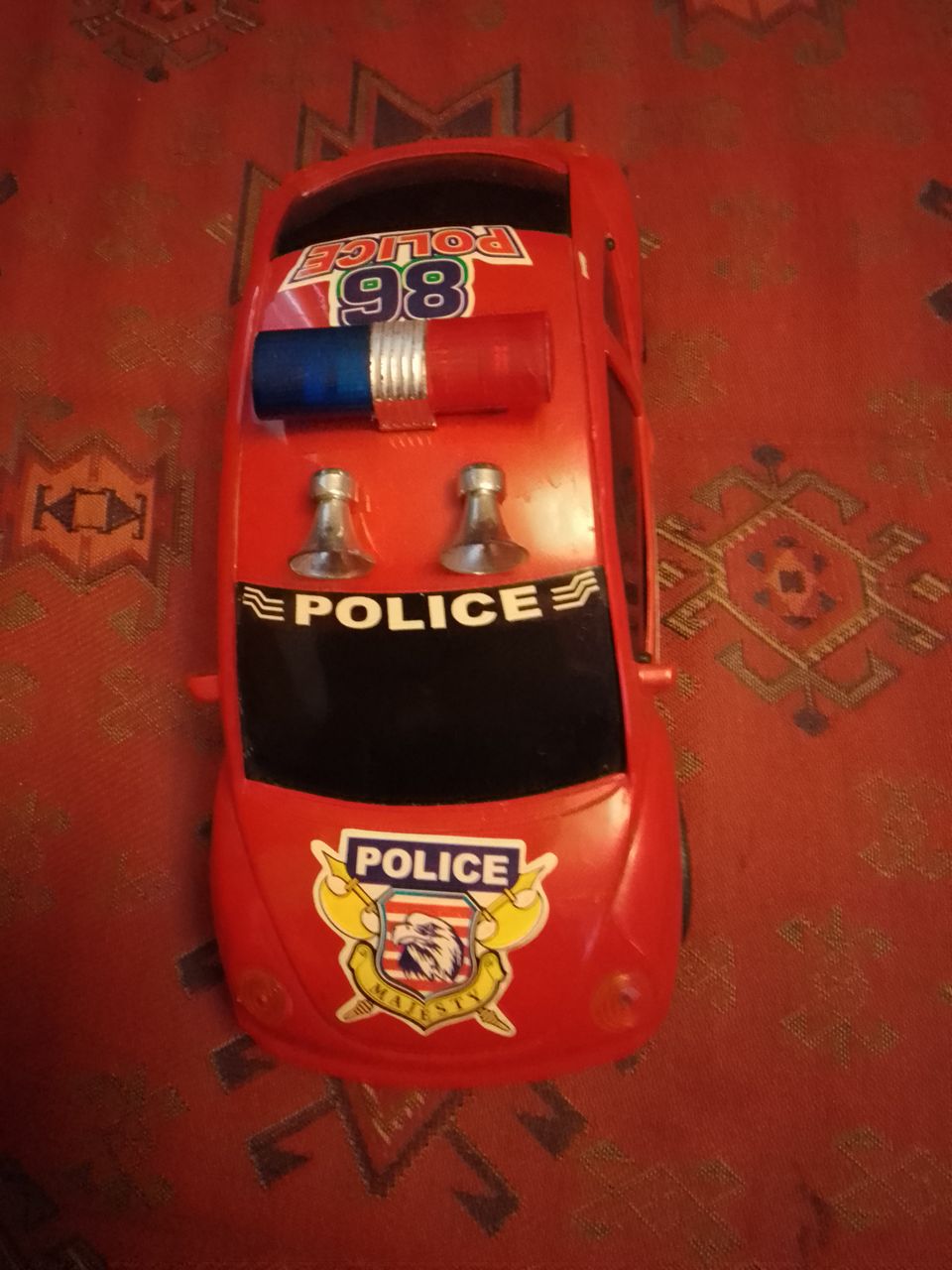 Punainen poliisiauto